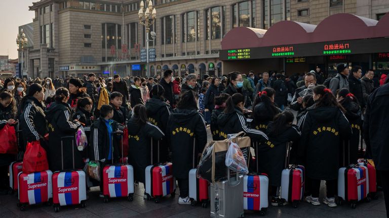 Les gens font la queue devant une gare de Pékin alors qu'ils rentrent chez eux pour le Nouvel An lunaire