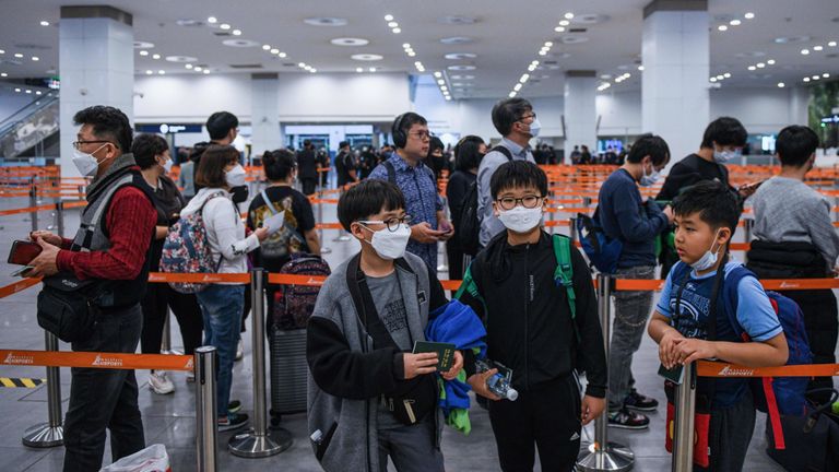 Les passagers font la queue à l'immigration à l'aéroport de Kuala Lumpur