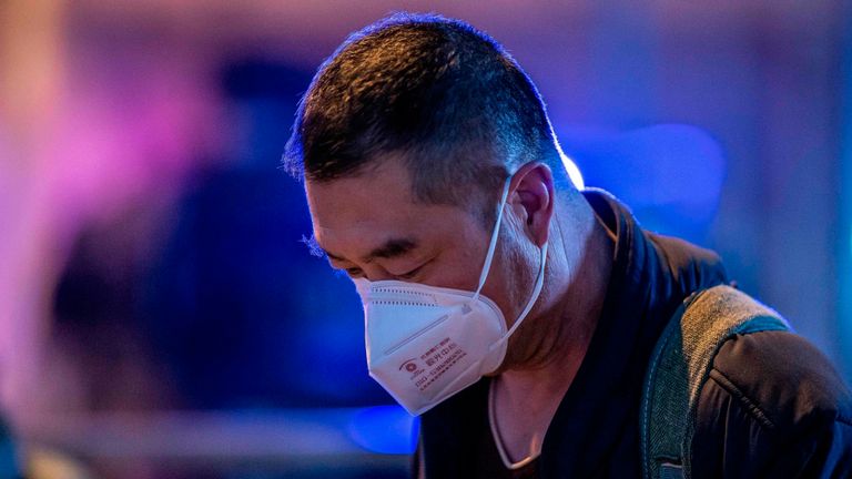 Un homme portant un masque de protection regarde alors qu'elle sort de la gare de Pékin à Pékin le 22 janvier 2020. - Un nouveau virus qui a tué neuf personnes, infecté des centaines de personnes et atteint les États-Unis pourrait muter et se propager, a averti la Chine le 22 janvier. , alors que les autorités exhortaient les gens à s'éloigner de la ville au cœur de l'épidémie. (Photo de NICOLAS ASFOURI / AFP) (Photo de NICOLAS ASFOURI / AFP via Getty Images)