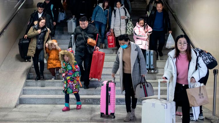 Les passagers arrivent à Pékin avant les célébrations du nouvel an lunaire 