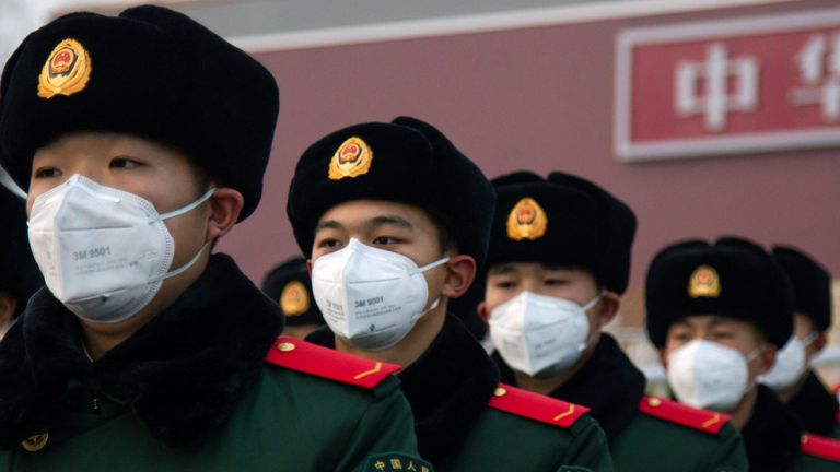 Des policiers chinois portant des masques se tiennent devant la porte de Tiananmen le 26 janvier 2020 à Pékin, en Chine. 