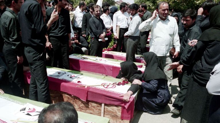 Funérailles des victimes de l'attaque américaine contre un avion civil iranien en 1988