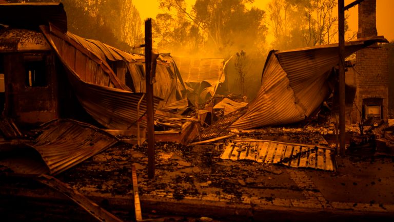 Les restes de bâtiments incendiés sont visibles le long de la rue principale de la ville de Cobargo en Nouvelle-Galles du Sud le 31 décembre 2019, après que des feux de brousse ont ravagé la ville