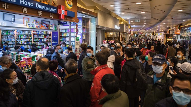 Les longues files d'attente devant les pharmacies sont devenues monnaie courante à Hong Kong alors que les masques se font rares