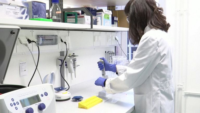 Plusieurs personnes sont testées pour le coronavirus au Royaume-Uni