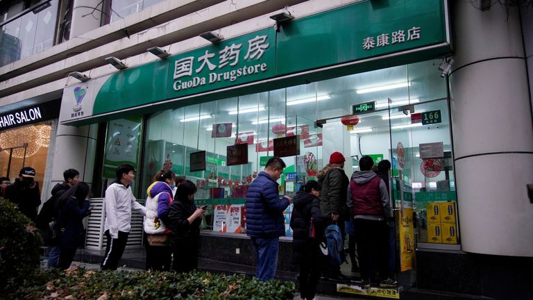 De longues files d'attente se sont formées à l'extérieur des pharmacies à travers la Chine pour acheter des masques faciaux