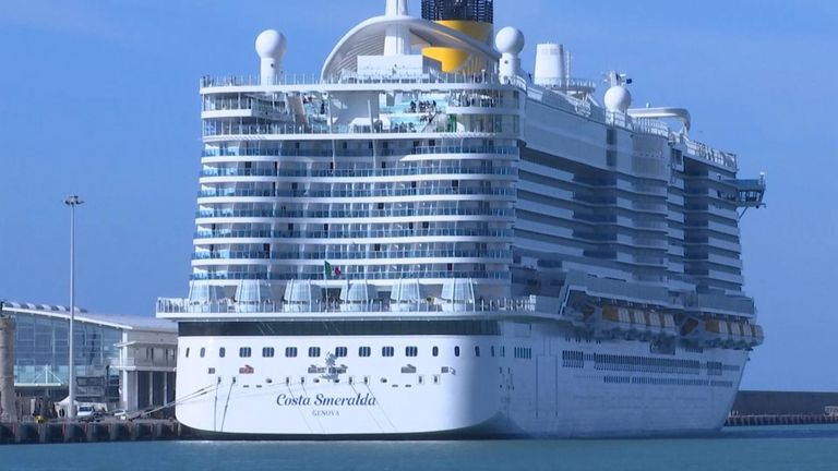 Les autorités italiennes ont retenu 6 000 passagers sur un bateau de croisière pour le contrôle après qu'un voyageur de Macao eut des symptômes pseudo-grippaux.