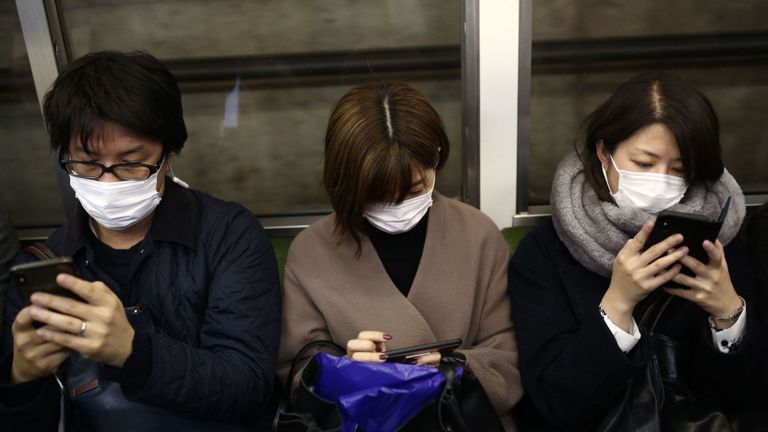 Les passagers prennent des mesures pour se protéger à Tokyo
