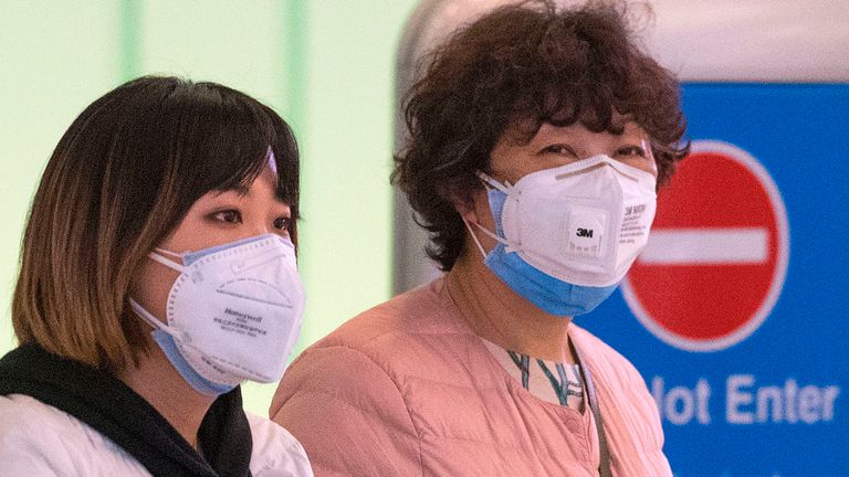 Les passagers portent des masques faciaux pour se protéger contre la propagation du Coronavirus lorsqu'ils arrivent sur un vol en provenance d'Asie à l'aéroport international de Los Angeles, Californie, le 29 janvier 2020. - Un nouveau virus qui a tué plus d'une centaine de personnes, infecté des milliers et a déjà atteint les États-Unis pourrait muter et se propager, a averti la Chine, alors que les autorités exhortaient les gens à s'éloigner de Wuhan, la ville au cœur de l'épidémie. (Photo de Mark RALSTON / AFP) (Photo de MARK RALSTON / AFP via Getty Images)