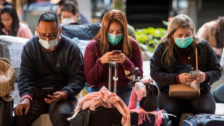 Les passagers portent des masques faciaux pour se protéger contre la propagation du Coronavirus lorsqu'ils arrivent sur un vol en provenance d'Asie à l'aéroport international de Los Angeles, Californie, le 29 janvier 2020. - Un nouveau virus qui a tué plus d'une centaine de personnes, infecté des milliers et a déjà atteint les États-Unis pourrait muter et se propager, a averti la Chine, alors que les autorités exhortaient les gens à s'éloigner de Wuhan, la ville au cœur de l'épidémie. (Photo de Mark RALSTON / AFP) (Photo de MARK RALSTON / AFP via Getty Images)
