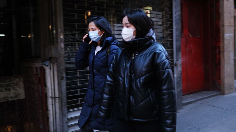 NEW YORK, NEW YORK - 29 JANVIER: Les gens portent des masques médicaux dans les rues de Chinatown le 29 janvier 2020 à New York. Les ventes de masques médicaux ont connu une forte augmentation à mesure que les craintes de coronavirus grandissent et que de nombreux détaillants ont vendu. Le coronavirus, originaire de Wuhan, en Chine, a désormais infecté plus de 6 150 personnes dans plus d'une douzaine de pays. (Photo de Spencer Platt / Getty Images)