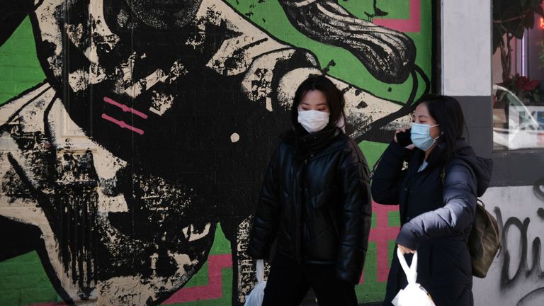 NEW YORK, NEW YORK - 29 JANVIER: Les gens portent des masques médicaux dans les rues de Chinatown le 29 janvier 2020 à New York. Les ventes de masques médicaux ont connu une forte augmentation à mesure que les craintes de coronavirus grandissent et que de nombreux détaillants ont vendu. Le coronavirus, originaire de Wuhan, en Chine, a désormais infecté plus de 6 150 personnes dans plus d'une douzaine de pays. (Photo de Spencer Platt / Getty Images)
