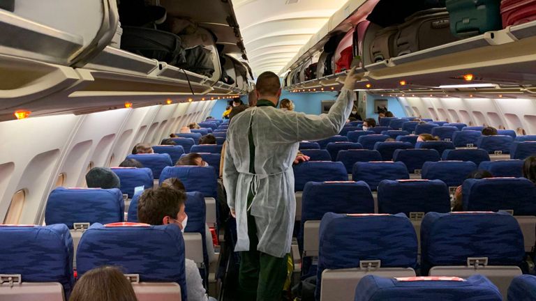 Des citoyens français sont vus assis dans un avion se préparant à l'aéroport de lave Wuhan 