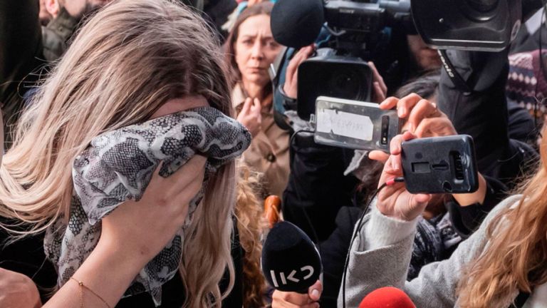 Une adolescente britannique, reconnue coupable d'avoir faussement accusé un groupe d'Israéliens de viol collectif, se couvre le visage en arrivant au tribunal du district de Famagouste à Paralimni 