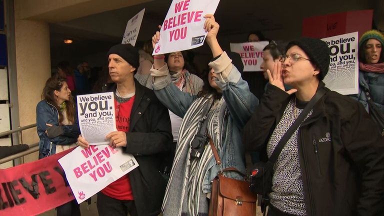 Des manifestants soutiennent la femme à l'extérieur du tribunal