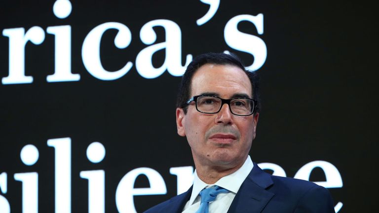 Le secrétaire au Trésor américain Steven Mnuchin assiste à une session lors de la 50e réunion annuelle du Forum économique mondial (WEF) à Davos