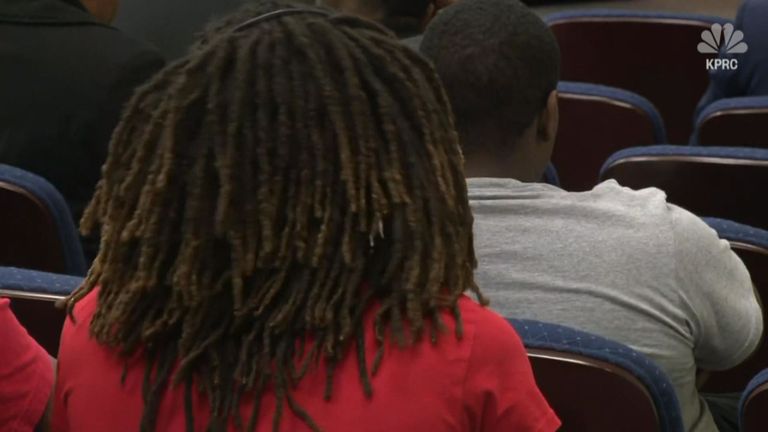 DeAndre dit que ses cheveux sont attachés à l'école
