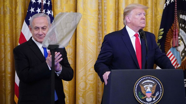 M. Trump et le Premier ministre israélien Benjamin Netanyahu ensemble pour l'annonce de M. Trump