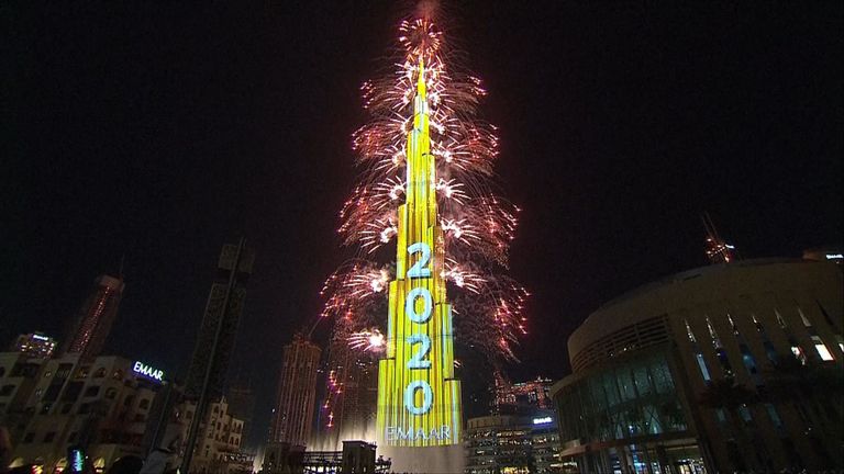 Dubaï accueille la nouvelle année avec des feux d'artifice dans le plus haut bâtiment du monde, l'emblématique Burj Khalifa.