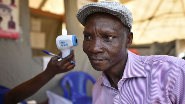 Un homme est contrôlé pour Ebola à l'hôpital général de Goma