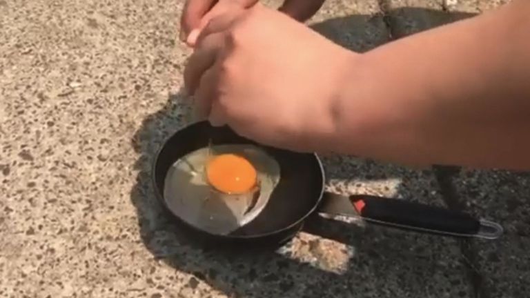 Une femme a réussi à faire frire un œuf sur une casserole réchauffée par le soleil lorsqu'une vague de chaleur a frappé Melbourne, Australie