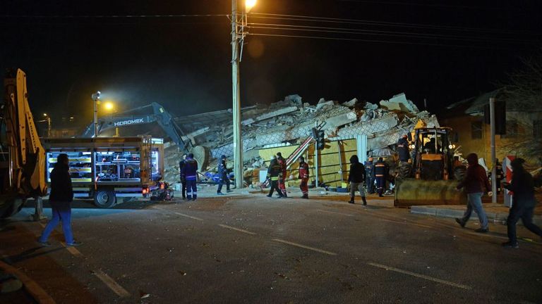 Des fonctionnaires turcs et des policiers travaillent sur les lieux d'un bâtiment effondré à la suite d'un tremblement de terre de magnitude 6,8 à Elazig