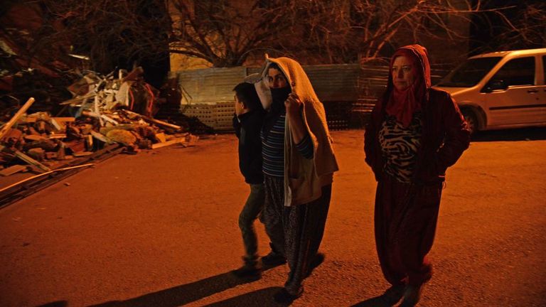 Les habitants marchent dans une rue à la suite d'un tremblement de terre de magnitude 6,8 à Elazig