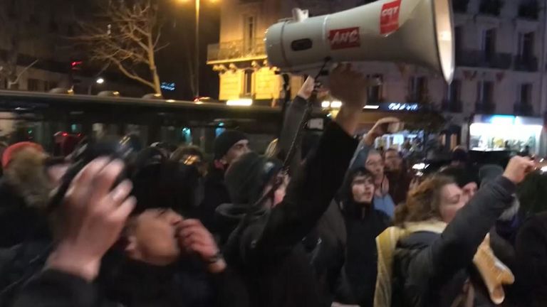 Des manifestants scandaient devant le théâtre