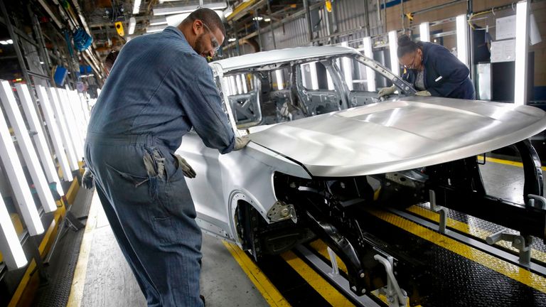 Les travailleurs assemblent des voitures à l'usine d'assemblage Ford récemment rénovée à Chicago, le 24 juin 2019. - L'usine a été rénovée pour construire le Ford Explorer, l'utilitaire Police Interceptor Utility et le Lincoln Aviator. (Photo par JIM YOUNG / AFP) (Le crédit photo doit se lire JIM YOUNG / AFP via Getty Images)
