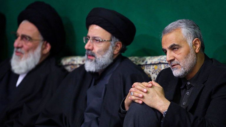 Le général de division Qassem Soleimani (R) avec l'ayatollah Ali Khamenei (L) en 2015