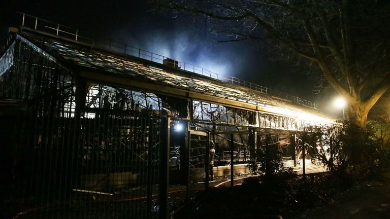 Des pompiers travaillent à la maison des singes en flammes du zoo de Krefeld, dans l'ouest de l'Allemagne, au début du 1er janvier 2020. - Un incendie a ravagé la maison des singes au zoo de Krefeld le soir de la Saint-Sylvestre, tuant des dizaines d'animaux, dont des orangs-outans, chimpanzés et ouistitis, a indiqué la direction. (Photo par Alexander FORSTREUTER / DPA / AFP) / Allemagne OUT (Photo par ALEXANDER FORSTREUTER / DPA / AFP via Getty Images)

