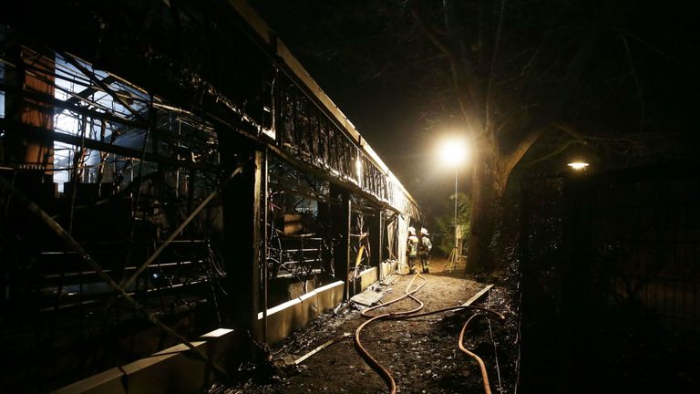Des pompiers travaillent dans la maison des singes incendiée du zoo de Krefeld, dans l'ouest de l'Allemagne, au début du 1er janvier 2020. - Un incendie a ravagé la maison des singes au zoo de Krefeld le soir de la Saint-Sylvestre, tuant des dizaines d'animaux, dont orangs-outans, chimpanzés et ouistitis, a indiqué la direction. (Photo de David Young / DPA / AFP) / Allemagne OUT (Photo de DAVID YOUNG / DPA / AFP via Getty Images)
