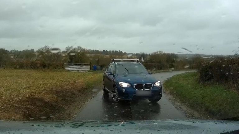 Une voiture conduite du mauvais côté de la route près de RAF Croughton