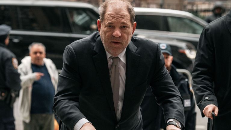 Harvey Weinstein entre au tribunal pénal de New York le 13 janvier 2020 à New York