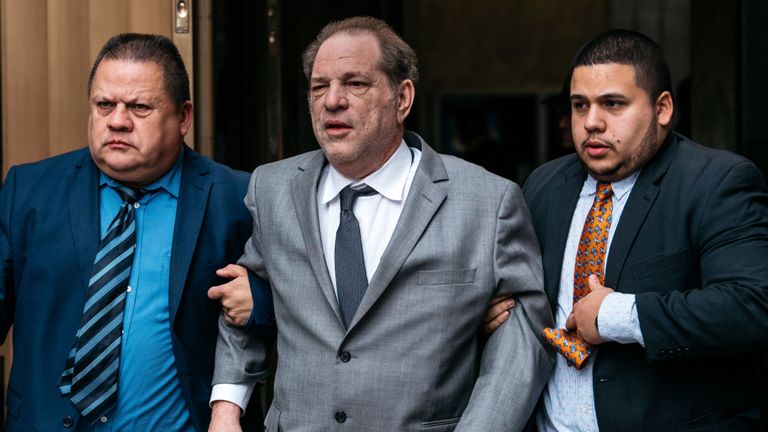 Harvey Weinstein est photographié quittant le tribunal pénal de New York vendredi