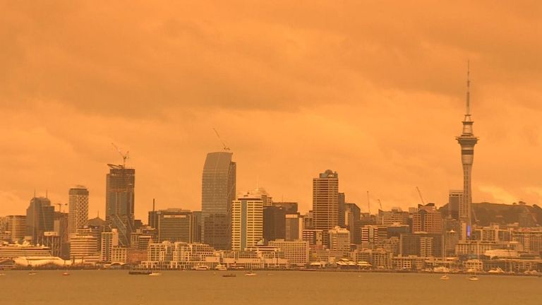 Le ciel au-dessus de la ville néo-zélandaise d'Auckland est devenu orange avec une brume des feux de brousse qui font rage en Australie à plus de 1000 miles de là.