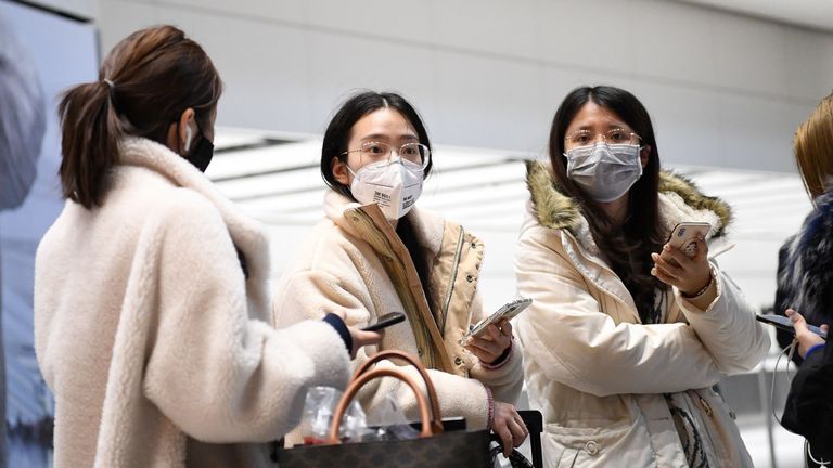 Les masques faciaux deviennent de plus en plus courants à l'aéroport d'Heathrow