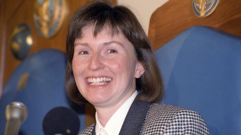 Helen Sharman lors d'une conférence de presse à la Royal Aeronautical Society à Londres après son retour de l'espace en 1991
