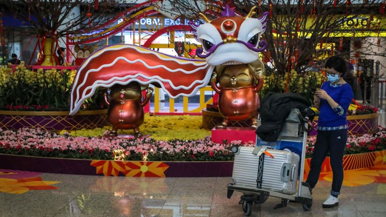 Les habitants de Hong Kong portent des masques dans les rues pour se protéger contre la propagation du virus