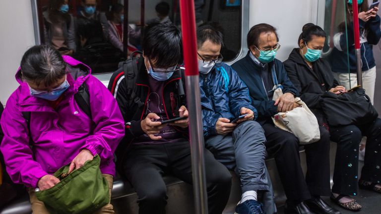 Les gens portant des masques dans un train le premier jour du nouvel an lunaire à Hong Kong