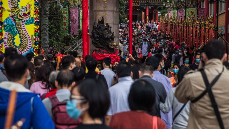 Les gens visitent le temple Wong Tai Sin à Hong Kong