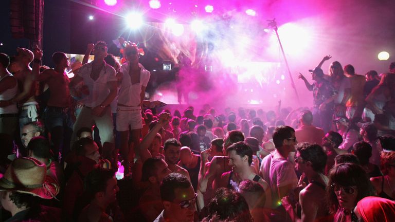   Les clubbers dansent pendant la matinée d'ouverture à la discothèque Space le 3 juin 2007 en Espagne Ibiza