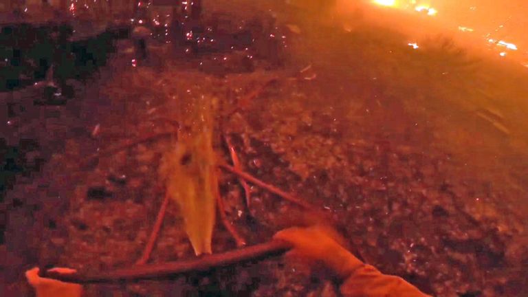 Inde MacDonell s'attaque à l'incendie avec un tuyau d'arrosage