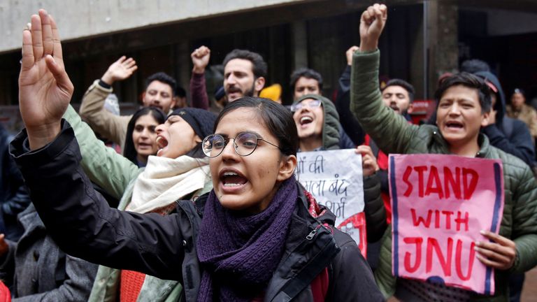 Une manifestation contre les attaques contre les étudiants de l'Université Jawaharlal Nehru de New Delhi