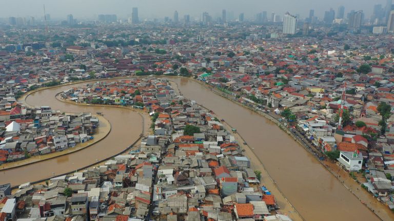 Une zone touchée par les inondations, à côté de la rivière Ciliwung à Jakarta, en Indonésie. Photo: Antara Foto / Nova Wahudi / Reuters