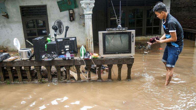 Un homme recueille ses biens après les inondations qui ont frappé Jakarta, en Indonésie. Photo: Antara Foto / Galih Pradipta / Reuters