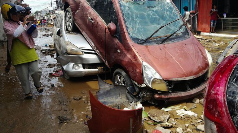 Des voitures détruites à Bekasi, dans l'ouest de Java, après des inondations provoquées par de fortes pluies dans la région