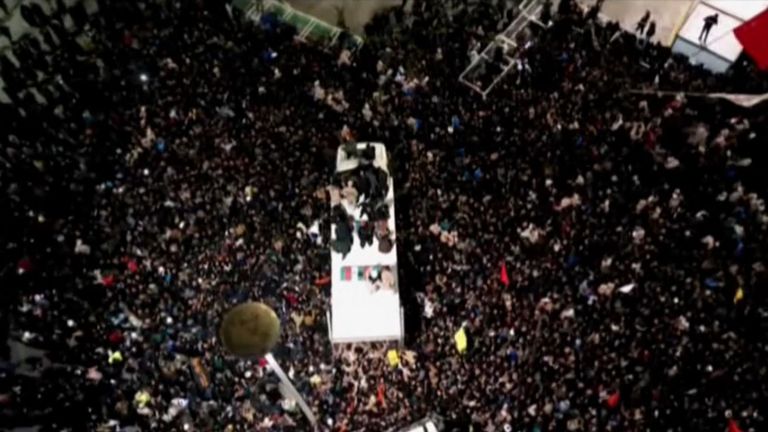 Des dizaines de milliers de personnes dans la ville de Mashhad, dans le nord-est du pays, ont vu le corps de Soleimani être transporté par camion jusqu'au sanctuaire Imam Reza lors du cortège funèbre de dimanche.