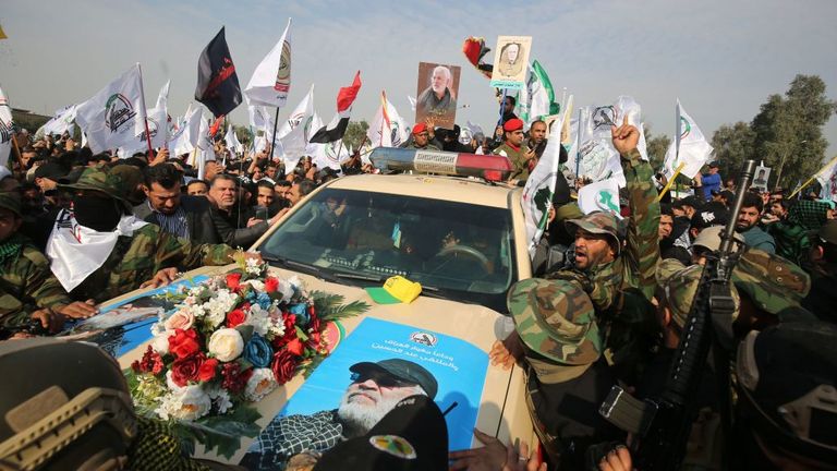 Une voiture transportant le cercueil du chef paramilitaire irakien Abu Mahdi al-Muhandis a été entourée de personnes en deuil à Bagdad