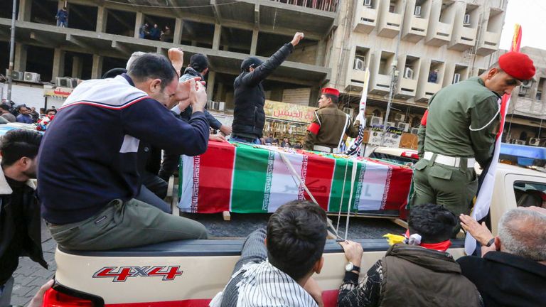 Les Irakiens pleurent un cercueil pendant le cortège funèbre qui a attiré des milliers de partisans dans les rues
